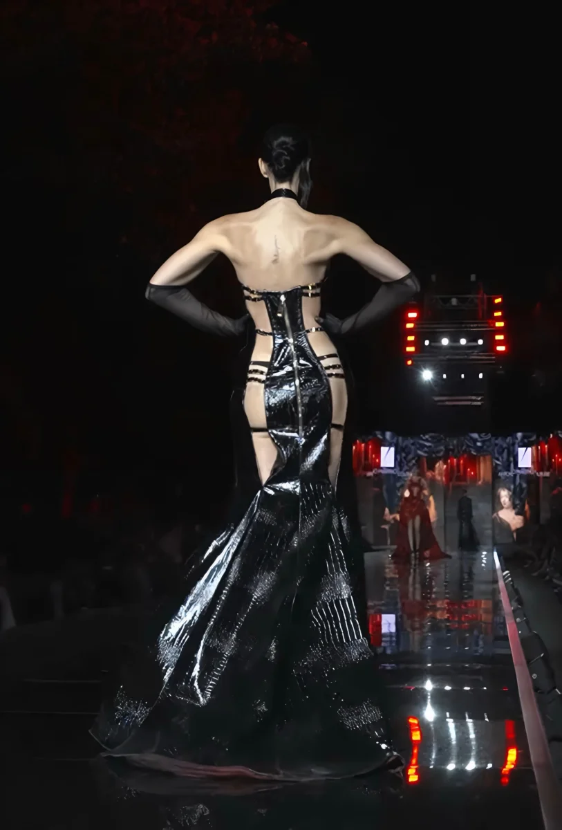 Abito da Sera Sirena in Pelle Nera Lucida - immagine 2